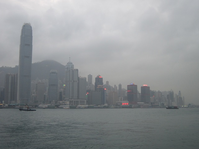 Skyline van Hong Kong bij mist